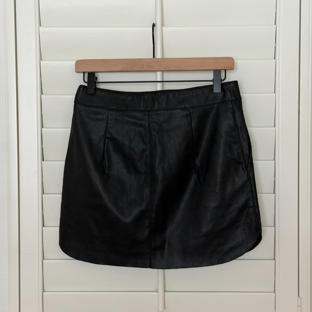 Black Curved Hem Faux Leather Mini Skirt Size M Forever 21